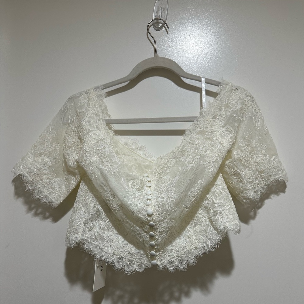 David’s Bridal Ivory Off-the-Shoulder Lace Topper with 3/4 Sleeves - Picture 4 of 10